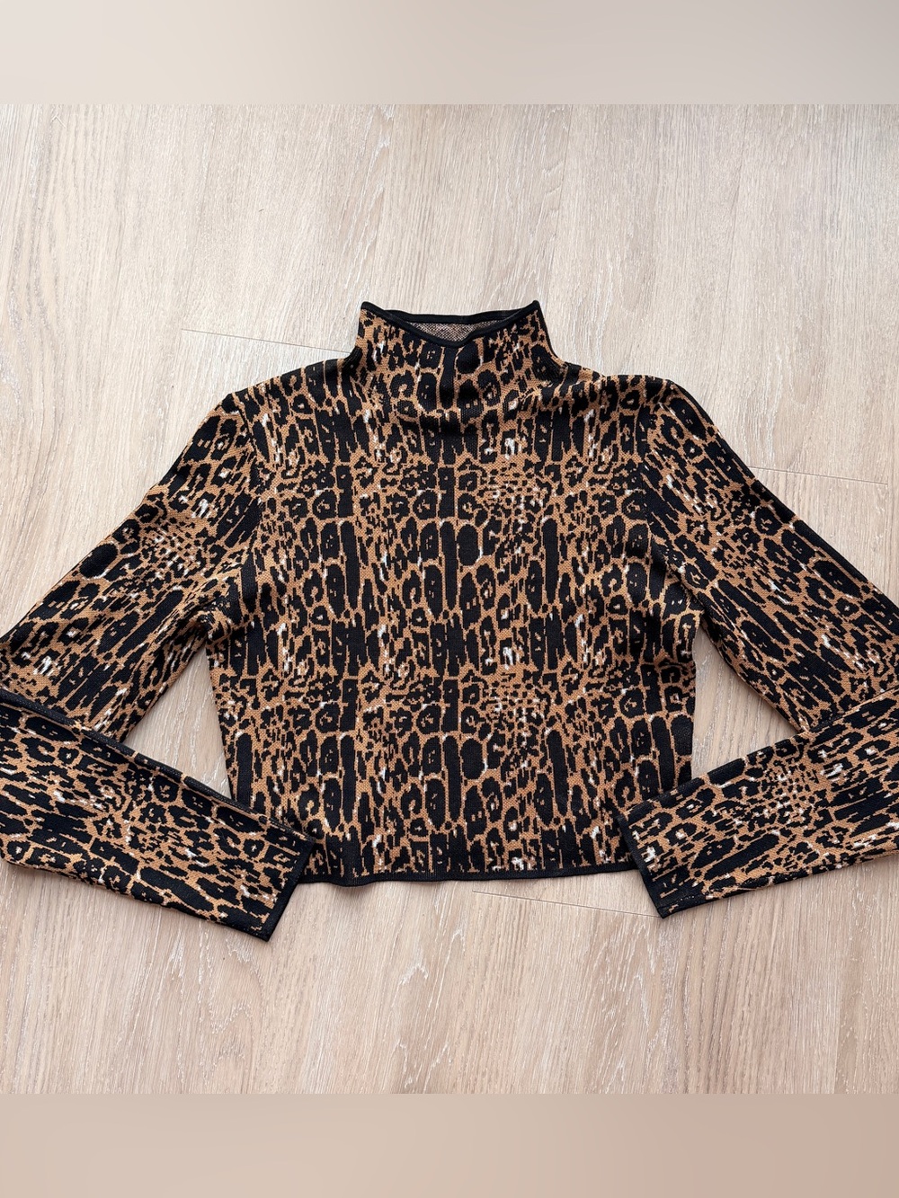 Express patterned long sleeve crop top